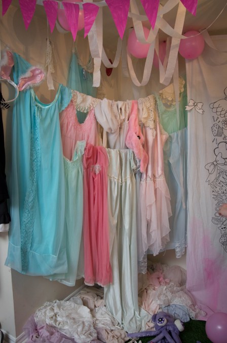 gloomth photoshoot set