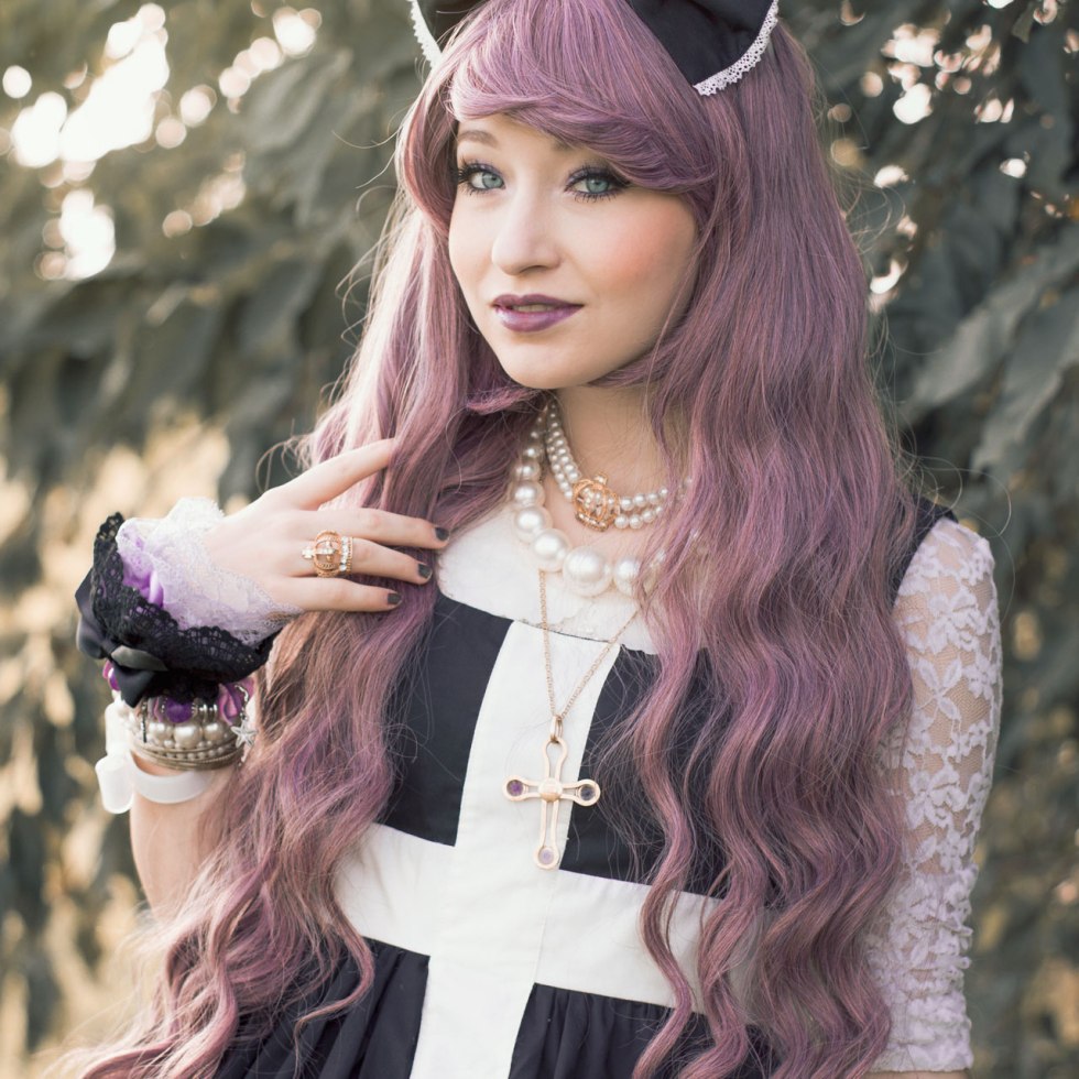 bee scuit gloomth mourning glory