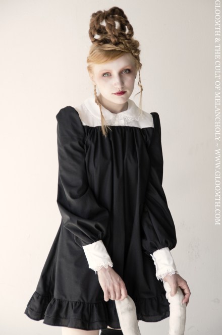 smock dress with round collar and lace gloomth