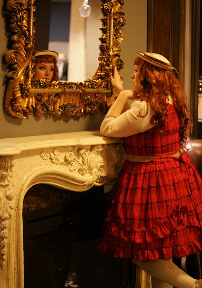 gloomth-toronto-gothic-lolita-clothing-hotel.