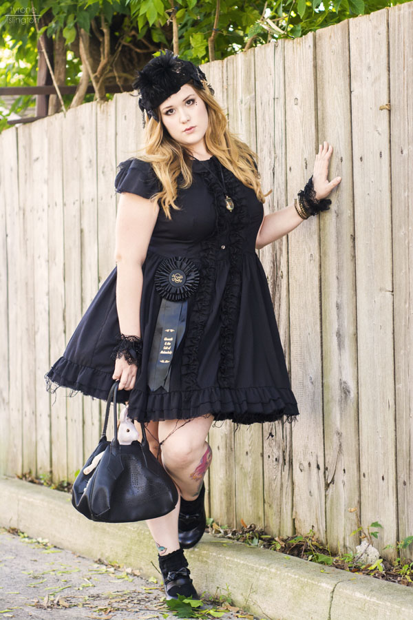 The Gorgeous Dolly Monroe shows her flair with a Gloomth Clothing dress!!