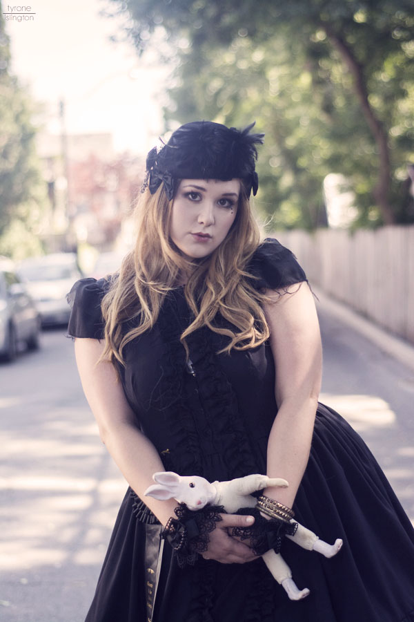 The Gorgeous Dolly Monroe shows her flair with a Gloomth Clothing dress!!