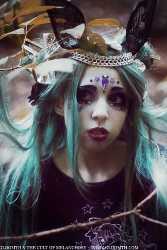 gothic makeup look in purple black gloomth