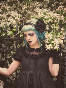 1920s gothic outfit and makeup