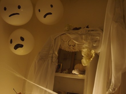 halloween party white table decorations