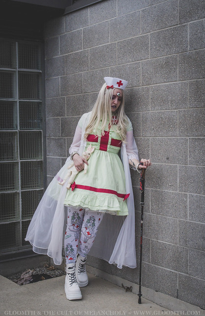 gurololita in mint green medical dress with extra eyeball by gloomth (6)