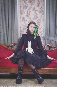 victorian gothic girl with green hair