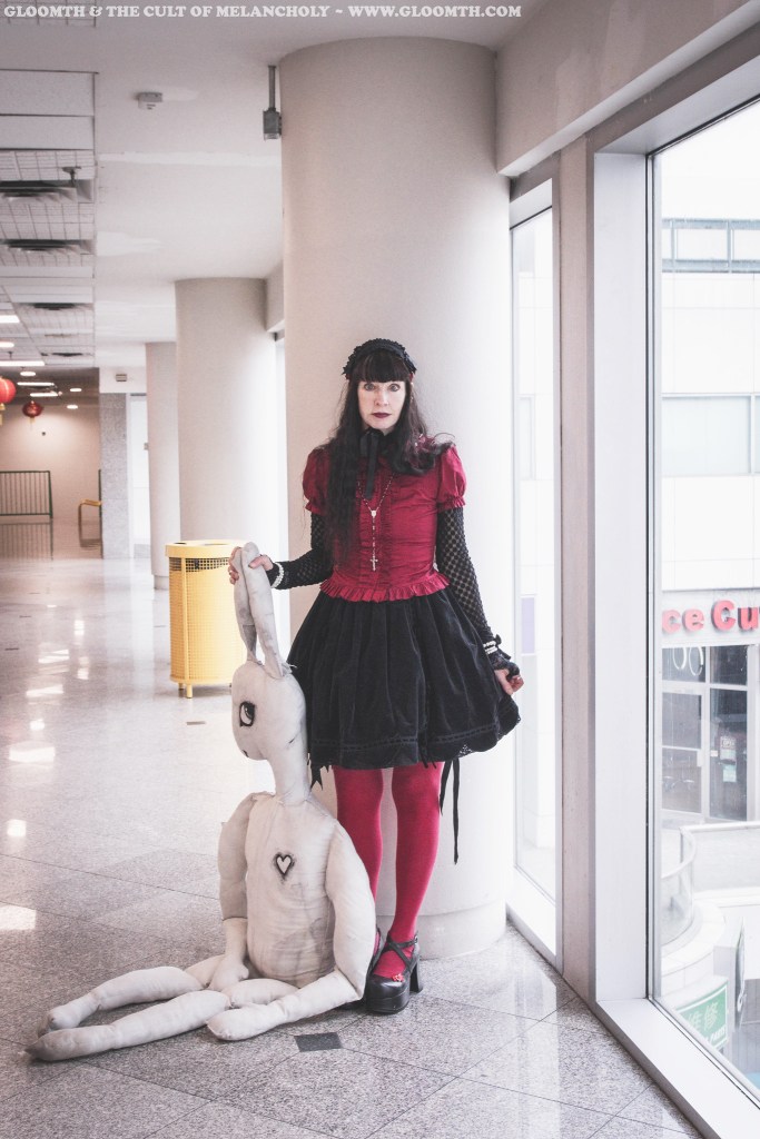 black and red gothic lolita outfit