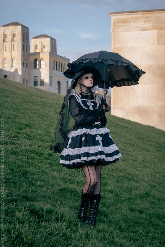 victorian gothic girl with parasol