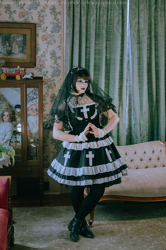 gothic look with veil